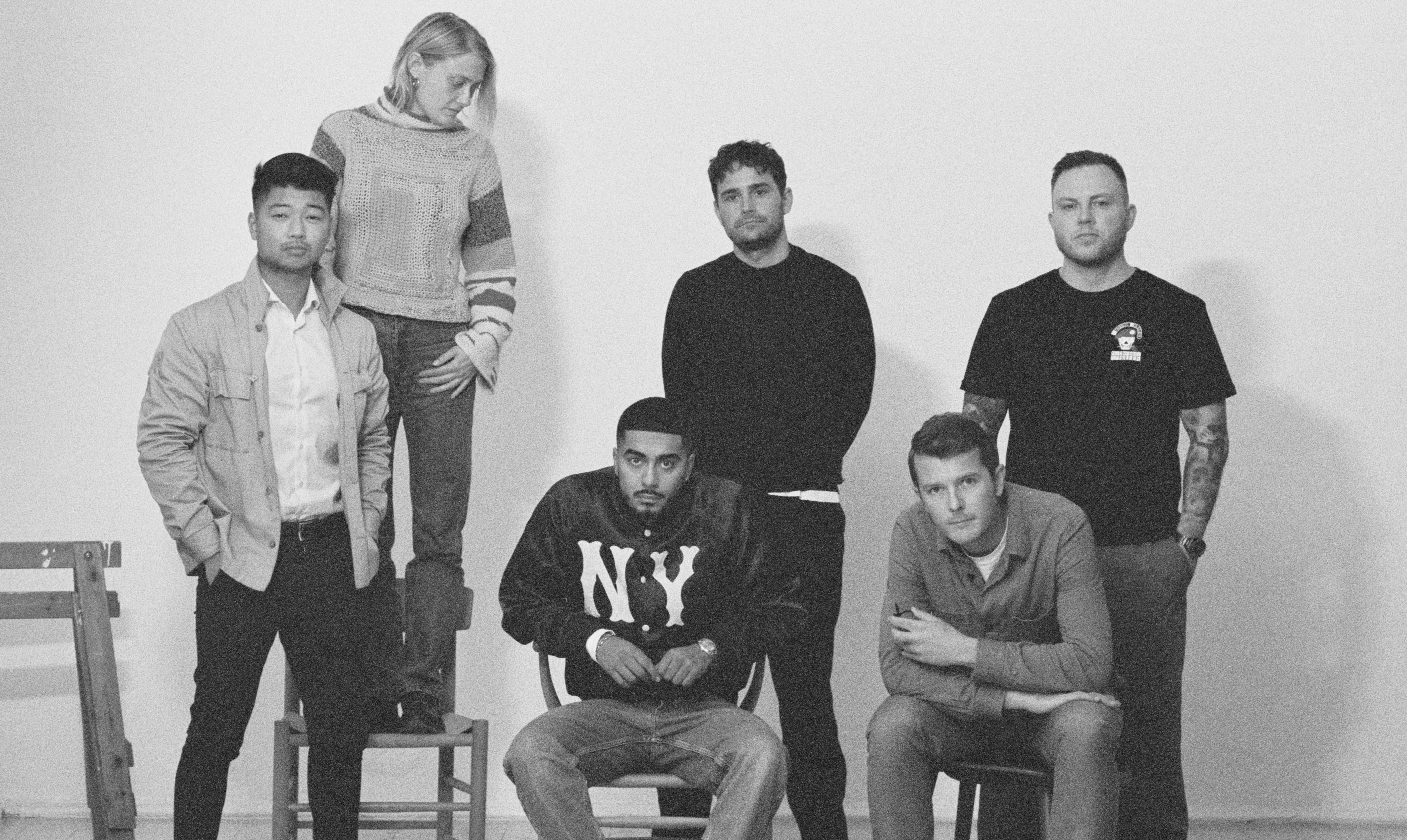 Fra venstre: Christian Wellendorf, Lulu Kaalund, Oliver Kesi, Matias Møllenbach, Sigurd Hartkorn Plaetner og Anders Ølholm er alle en del af den nye generation, som kommer til at tegne 2021. Nyt afsnit af Sidelæns: Om Class of 2021 og gud