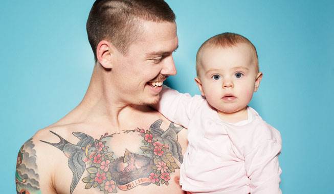 Simon har foreviget kærligheden til både sin kone og datter med et symbolsk maleri på brystkassen, der forener lille Suis fødselsdato og parrets bryllupsdag. Foto: Thomas Evaldsen Se min far-tattoo: "Den symboliserer kærligheden til min kone og datter"
