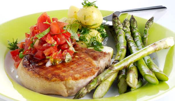 Grillede svinekoteletter og asparges med tomatsalsa Opskrift på grillede svinekoteletter med tomatsalsa