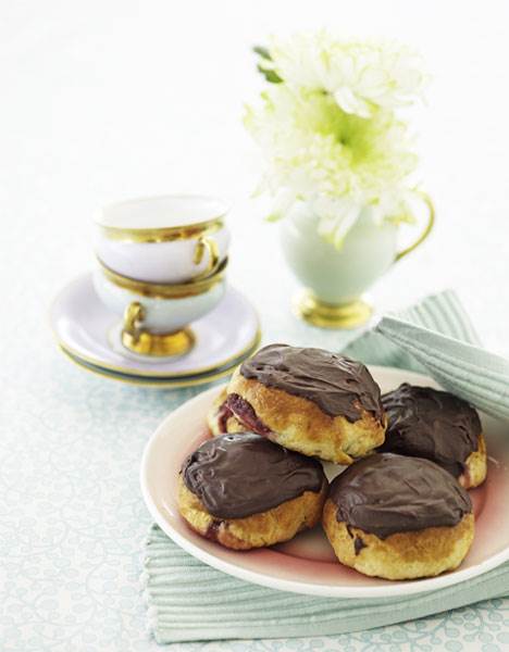 Fastelavnsboller med creme og syltetøj