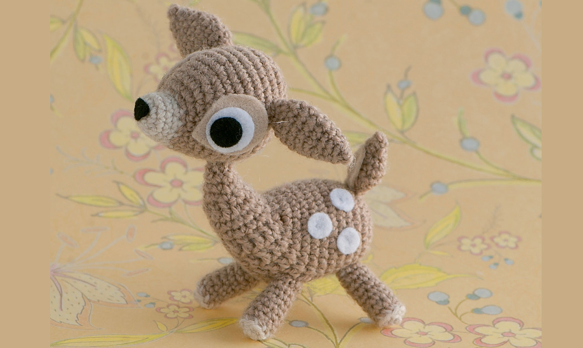 Mon Bambi står og venter på Stampe? Hæklet bambi