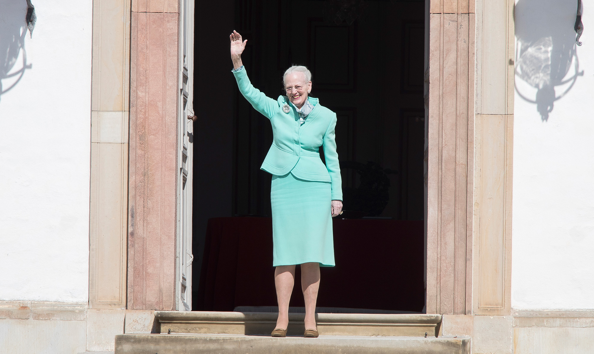 Dronning Margrethe vinker fra Fredensborg Slot på hendes 80 års fødselsdag. Dronning Margrethe