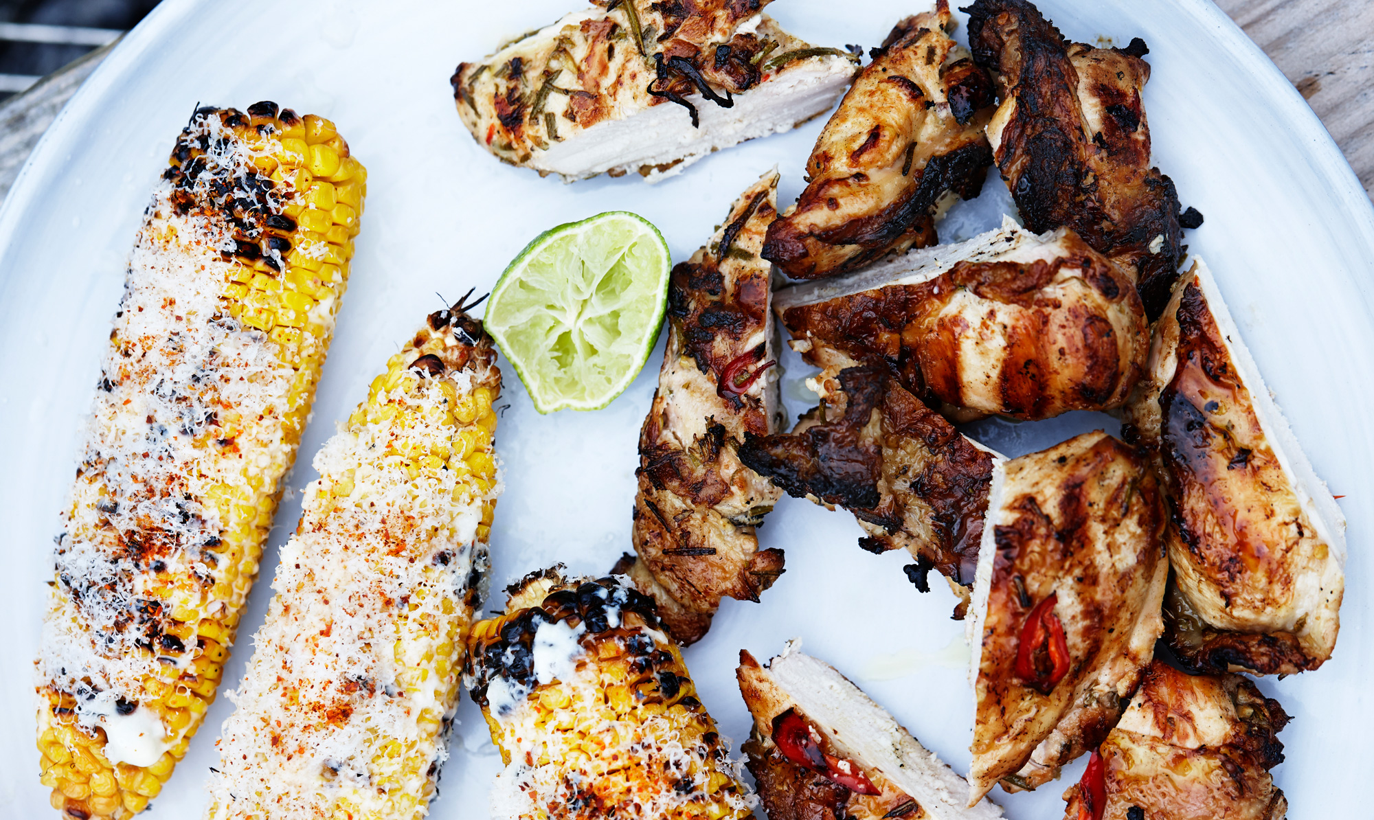 Nem og lækker aftensmad på grillen. Marineret kylling og spicy majs med revet parmesan på grillen