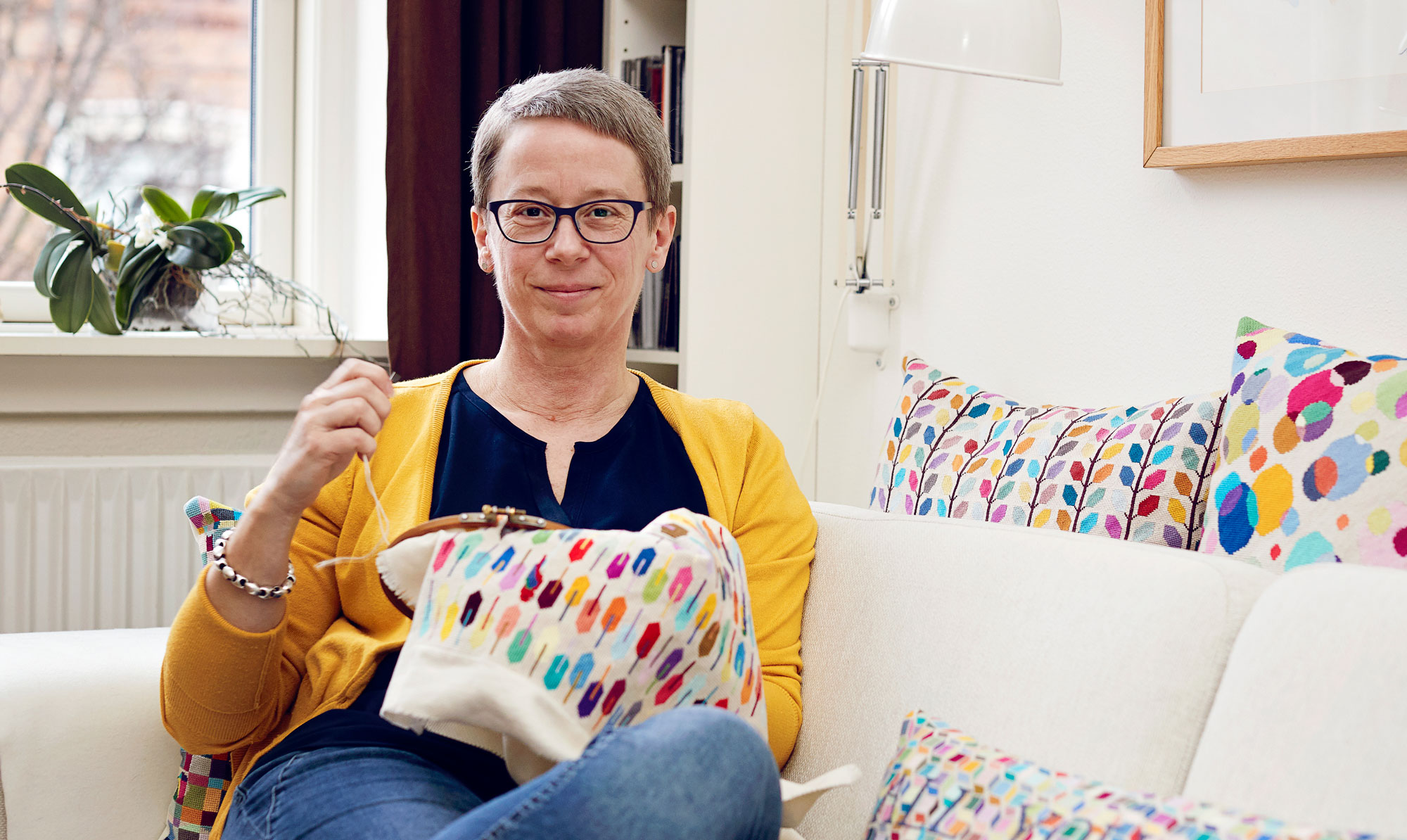Anne Mette skaber sine egne smukke broderier. Anne Mette har skabt sin egen broderiteknik: ”Det giver en stor tilfredsstillelse at lave sine egne ting”