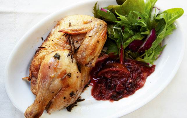 Ovnstegt kylling med spicy rabarberchutney og salat