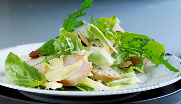 Spidskålssalat med kylling og manchego Opskrift på spidskålssalat med kylling og manchego