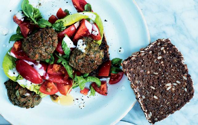 Falafler på rugbrød med tomatsalsa og hvidløgsdressing