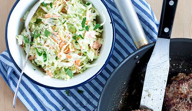 Hvidløgshakkebøffer med coleslaw. Opskrift på hvidløgshakkebøffer med coleslaw
