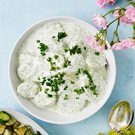 Her har vi lavet en skøn hjemmelavet kartoffelsalat med nye kartofler, creme fraiche, mayonnaise og dijonsennep. Kartoffelsalat med cremet dressing