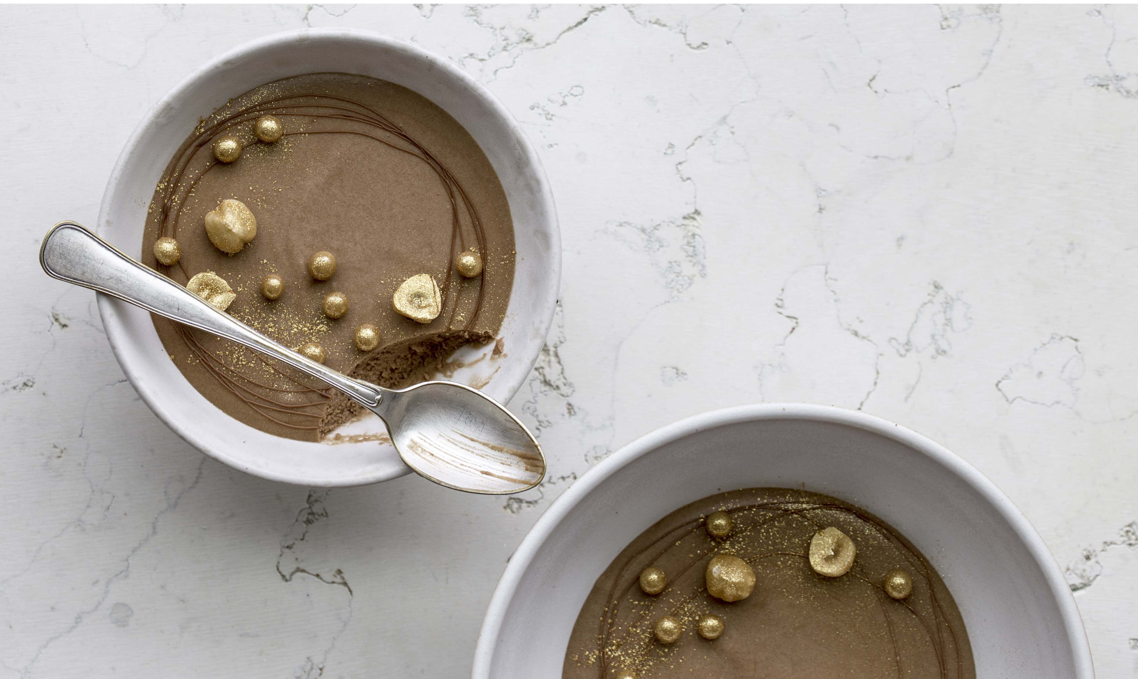 Skøn cremet chokolademousse med et strejf af jul. Chokolademousse til jul