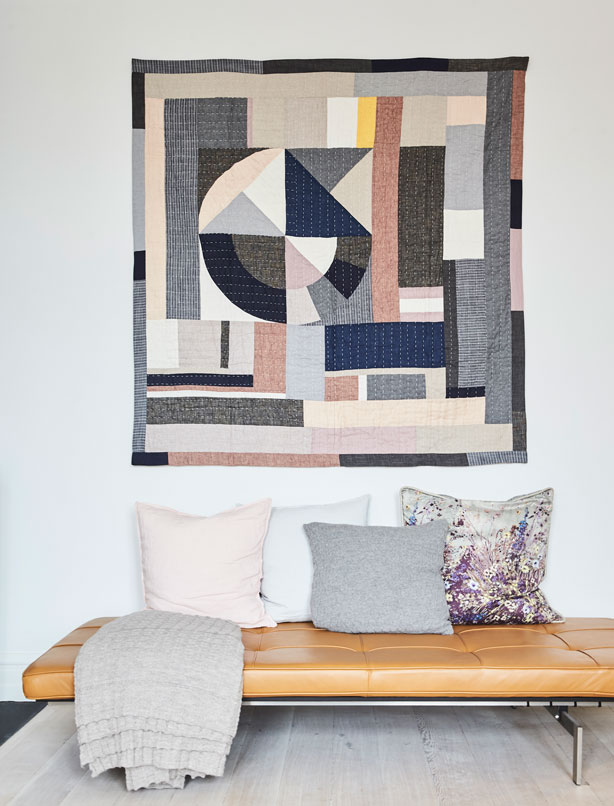 Det quiltede kunsttæppe på væggen og daybed..