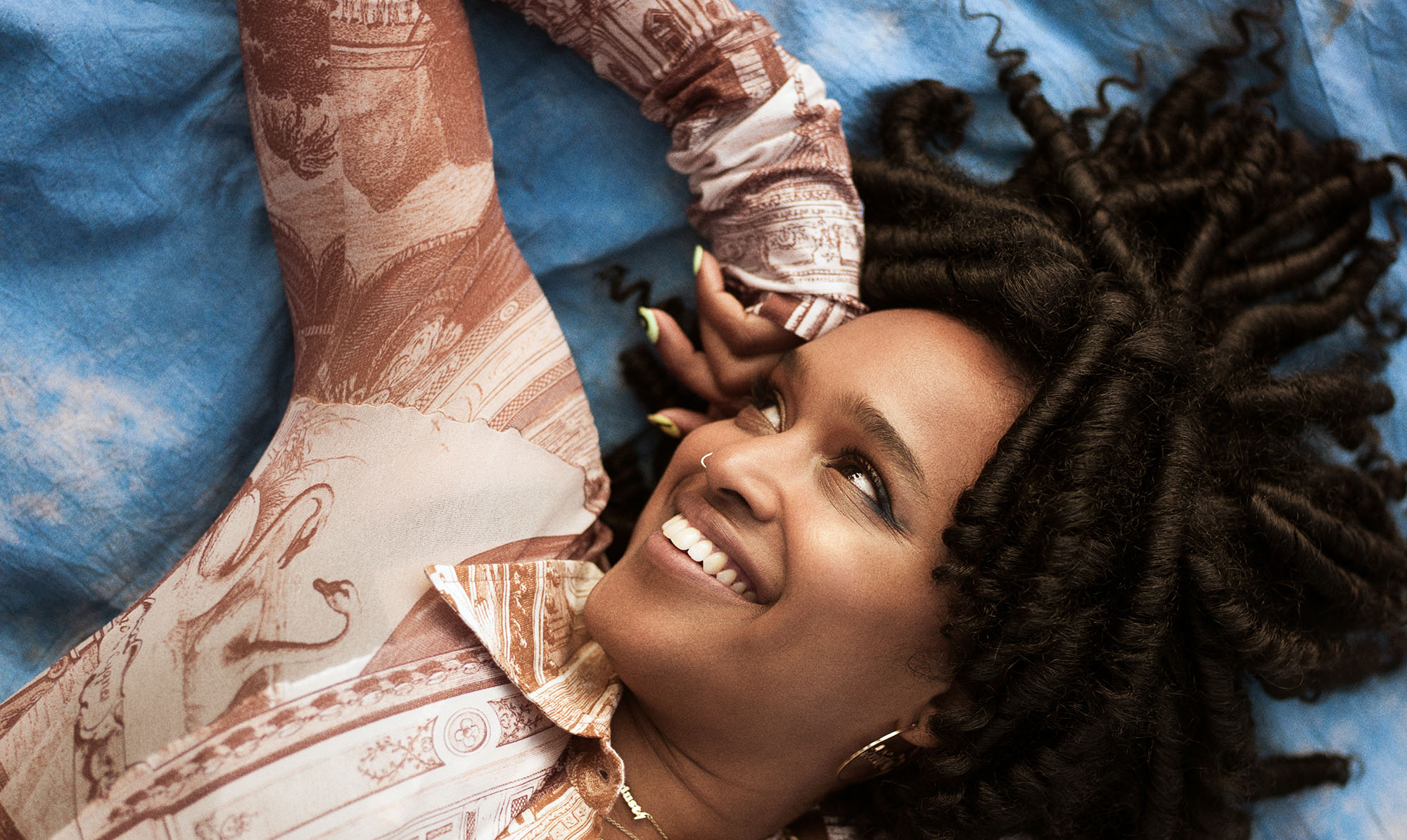 Styling: Søren Kolborg Sørensen. Hår og make-up: Mads Stig. Iris Gold: "Jeg er ikke født med en Whitney Houston-sangstemme, som resten af min biologiske familie. Min far lyder lige som Michael Jackson"