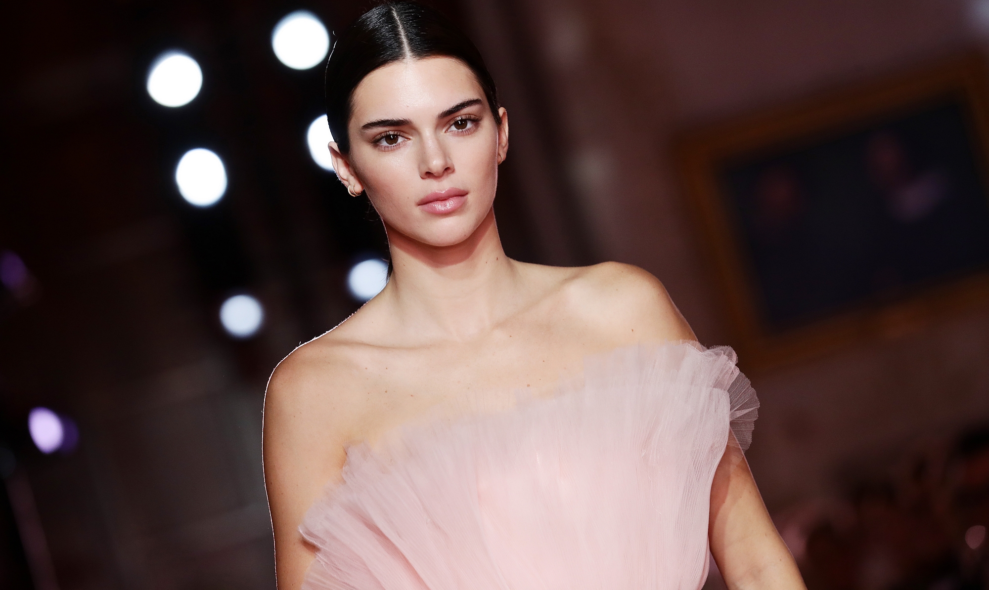 Kendall Jenner under Giambattista Valli Loves H&M-showet den October 24 i Rom. Kendall Jenner giambattista valli