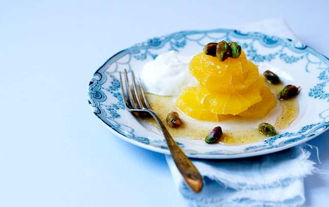 Appelsinsalat med yoghurtcreme Opskrift på appelsinsalat med yoghurtcreme