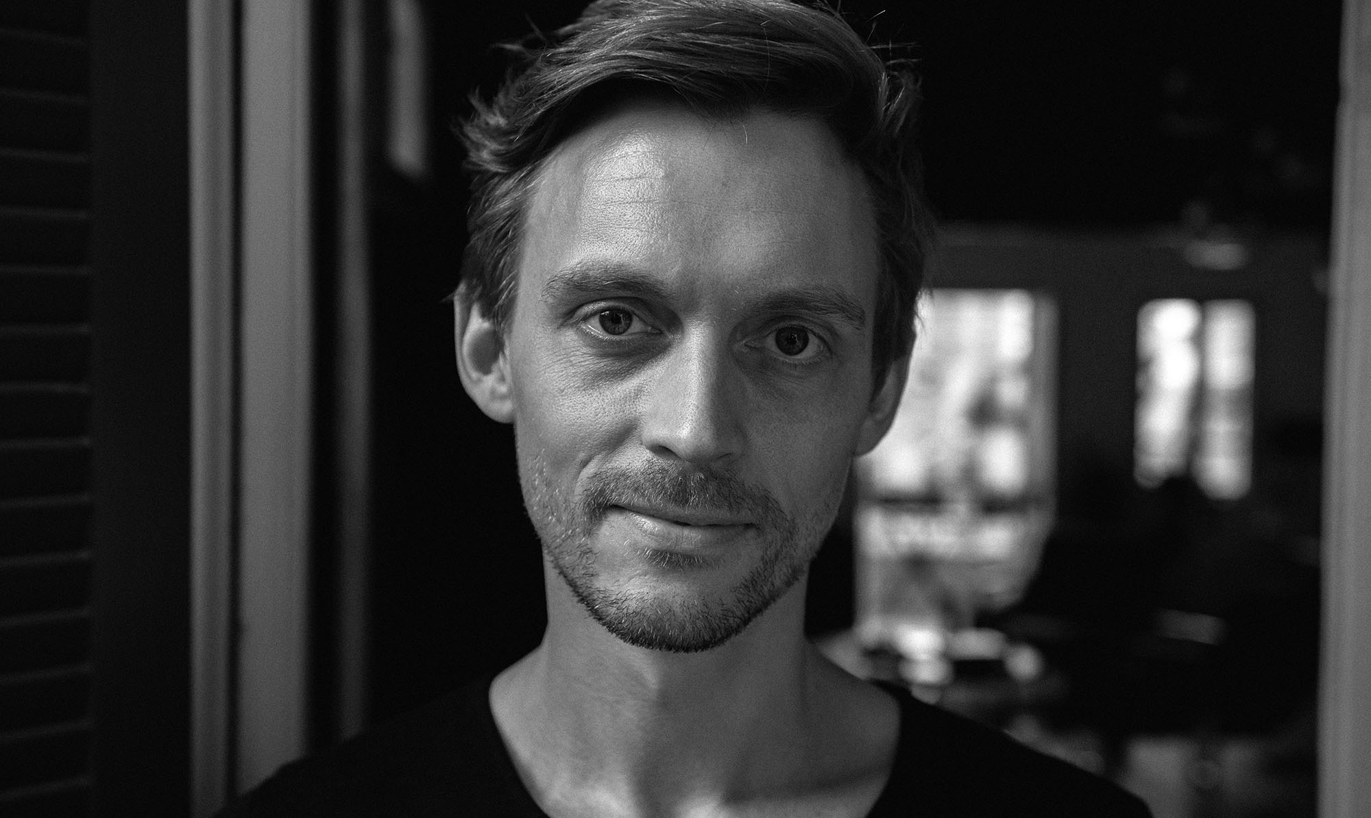 Sune Engel Rasmussen var fra 2014-2017 år en af ganske få vestlige journalister i Afghanistan og fast korrespondent for The Guardian og Weekendavisen. Bor i dag i Beirut og er Mellemøstkorrespondent for The Wall Street Journal. Sune Engel Rasmussen