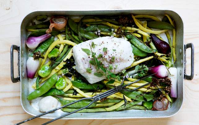 Ovnbagte bønner med løg, fisk og smørsovs Opskrift på ovnbagte bønner med løg, fisk og smørsovs