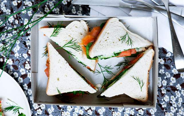 Sandwich med laks, agurk og wasabicreme Opskrift på sandwich med laks, agurk og wasabicreme