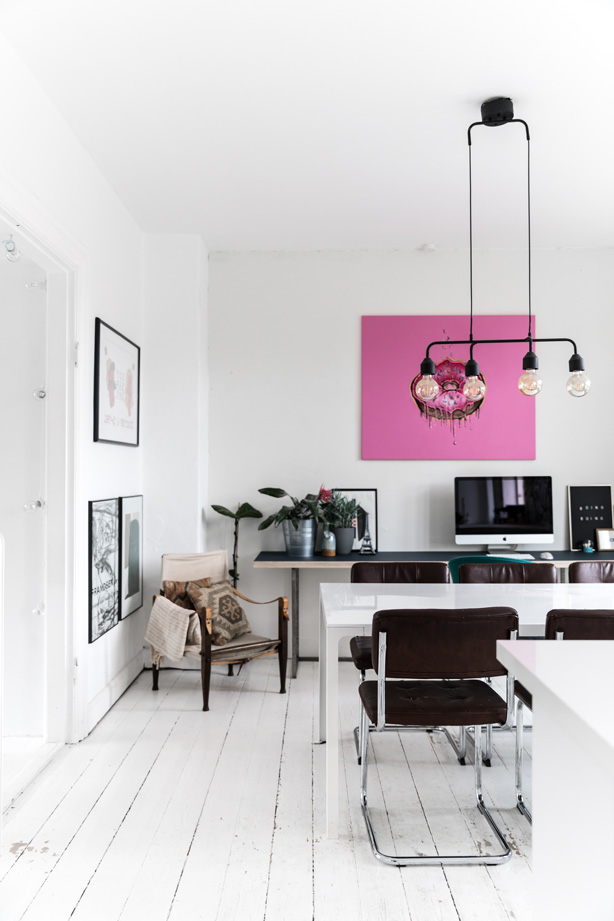 Den nyeste kunst til hjemmet er donut-maleriet, som en ven af huset, Kasper Agerskov Jensen, har malet til parret.