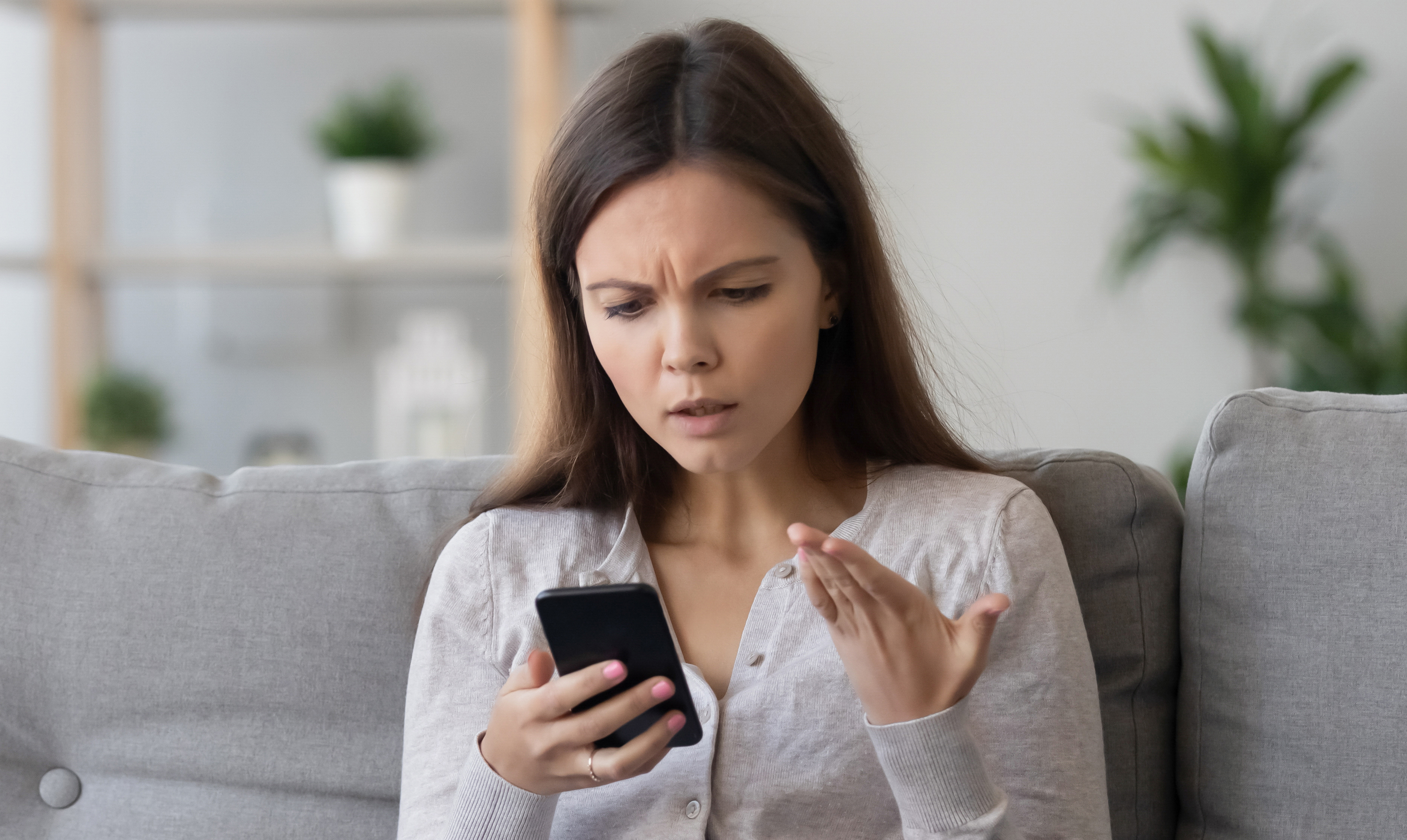Mine venner svarer ofte blot med en thumbs-up på invitationer og lignende, og selv om det irriterer mig, slår mine venner det blot hen, men hvad gør jeg? Det tager Vibeke Dorph stilling til. Hvorfor er mine venner så uopdragne?