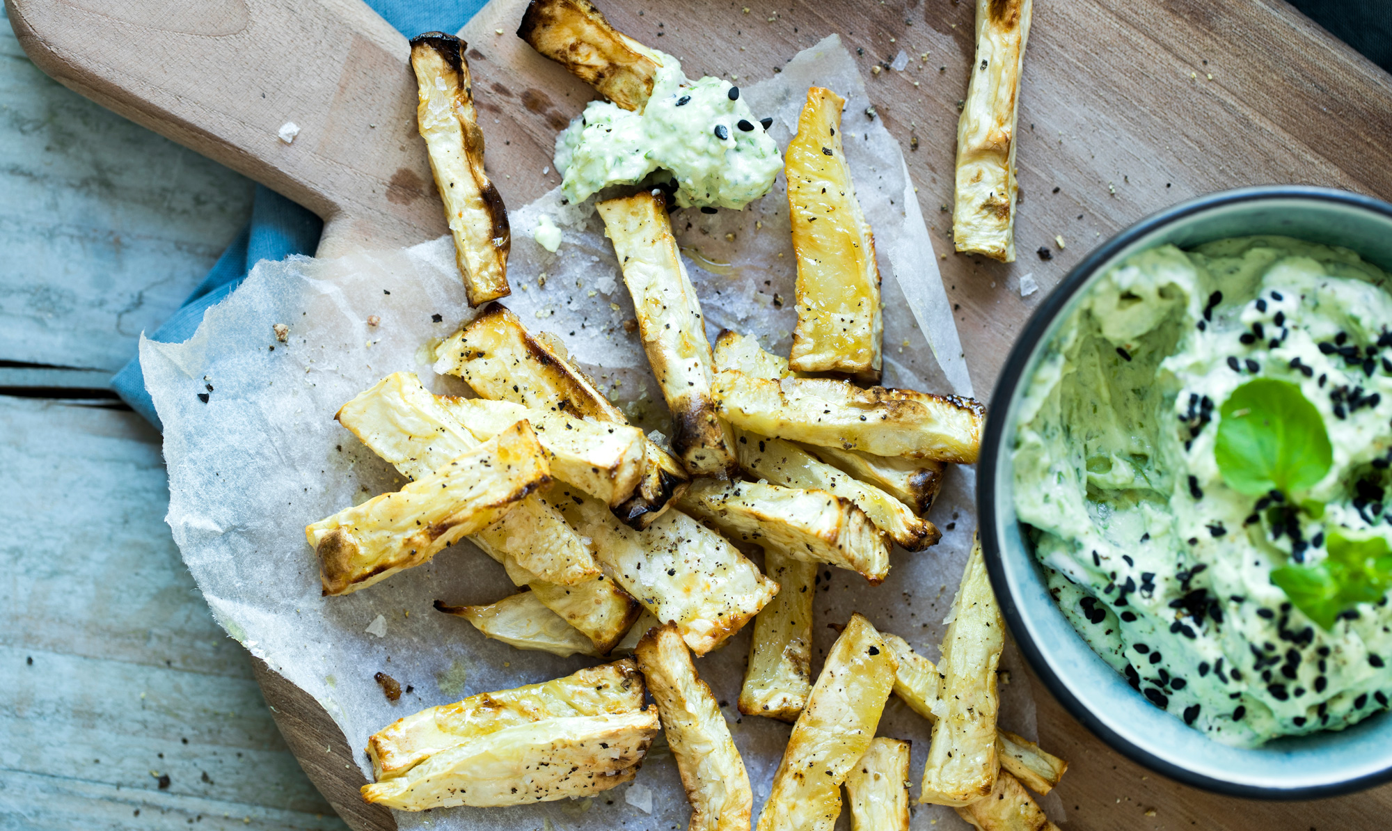 Lækre fritter lavet på persillerod. Persillerodsfritter med avocado-dip