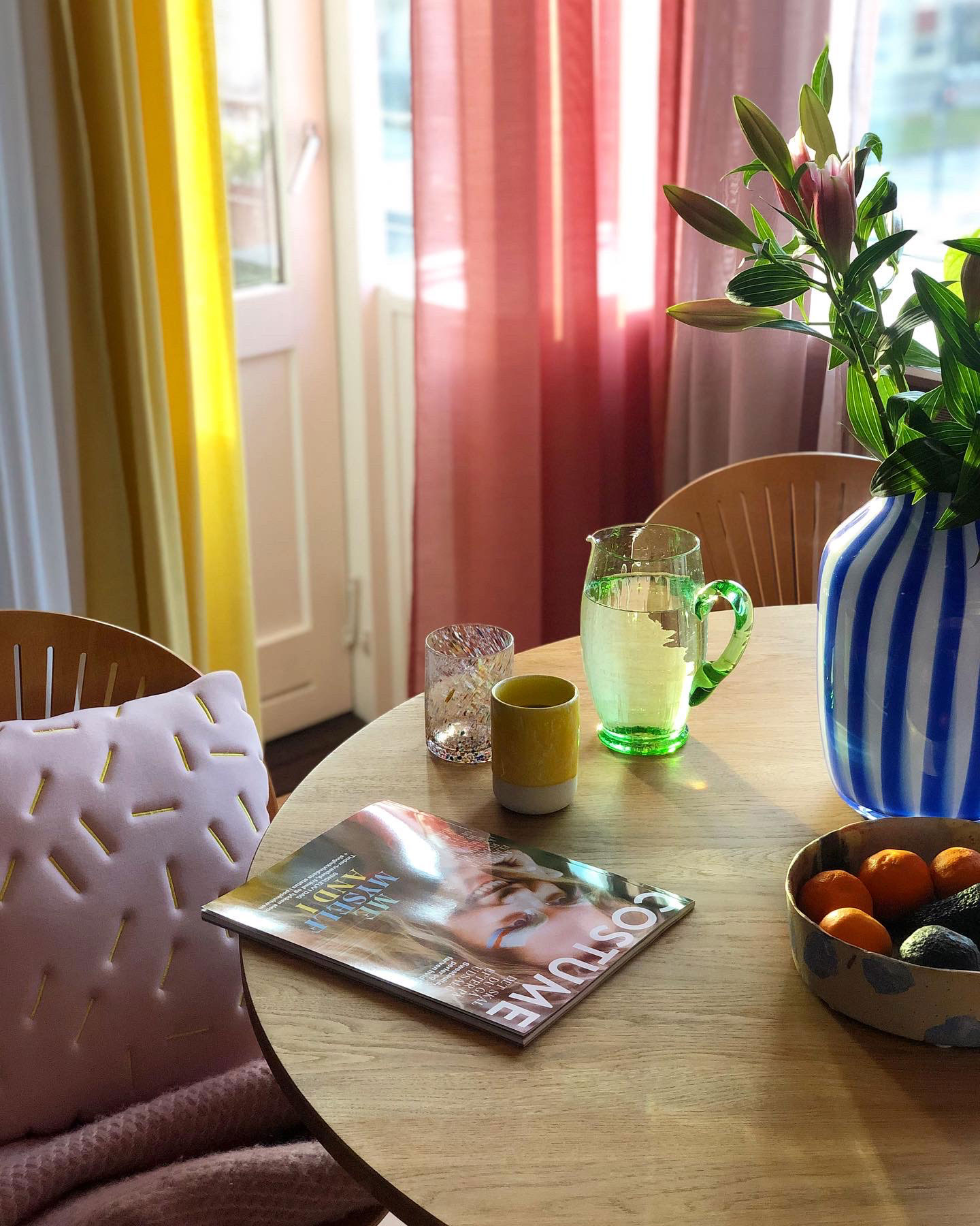 Pude fra Nomess, frugtskål fra Finderskeepers og vase fra HAY.