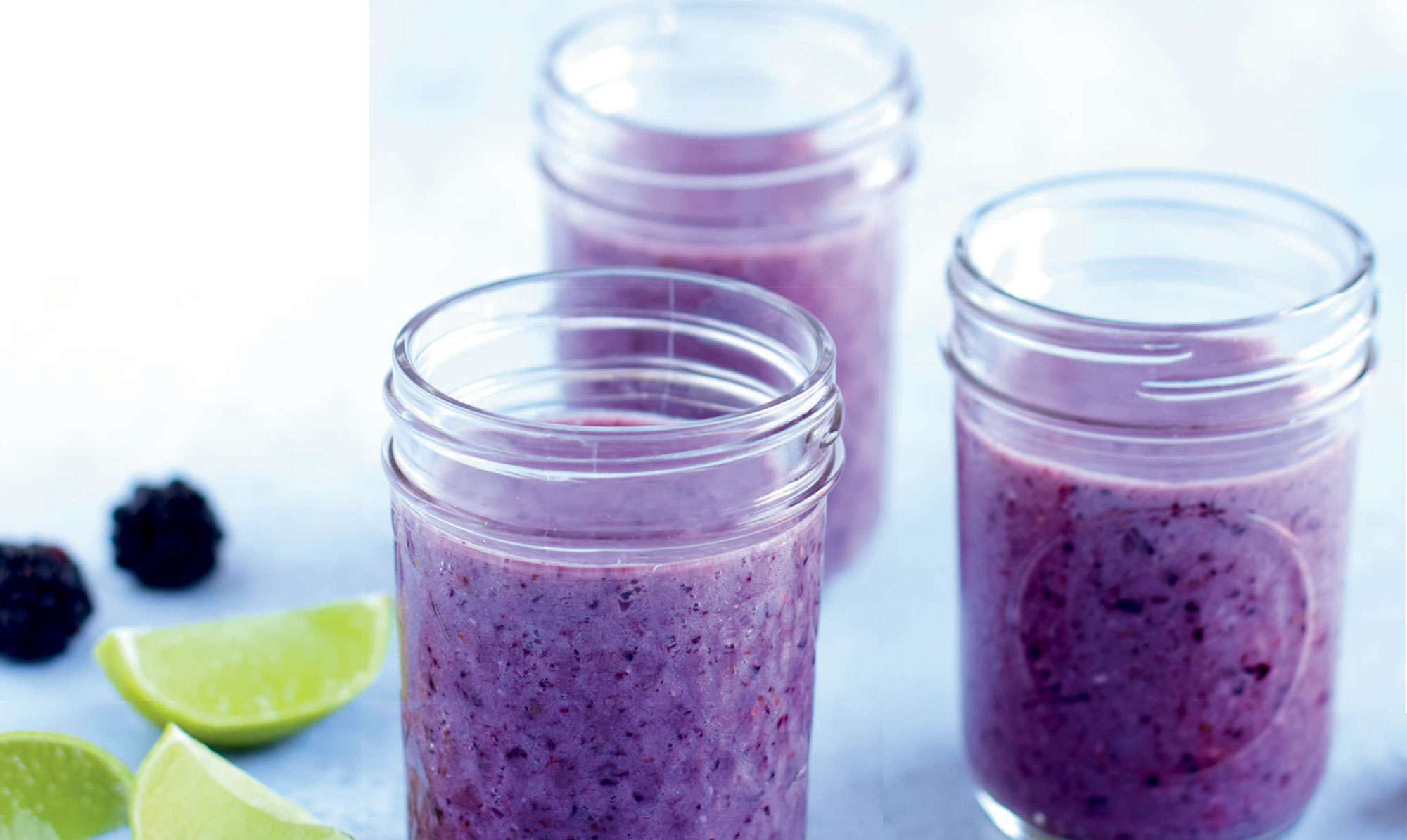 Skøn som både morgenmad og dessert! Smoothie med bær og mandler