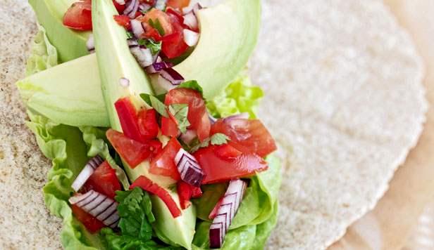 Fuldkornswrap med avocado og tomatsalsa Opskrift på fuldkornswrap med avocado og tomatsalsa