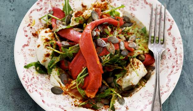 Peberfrugter med bøffelmozzarella, hybenpulver, græskarkerner og rucola Opskrift på peberfrugter med bøffelmozzarella