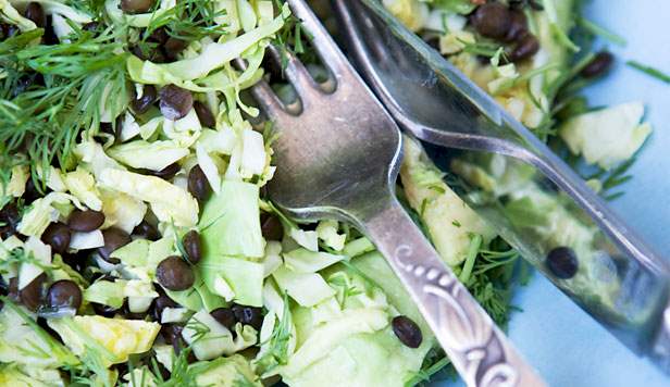 Linser med rosenkål, avocado og dild Opskrift på linser med rosenkål, avocado og dild