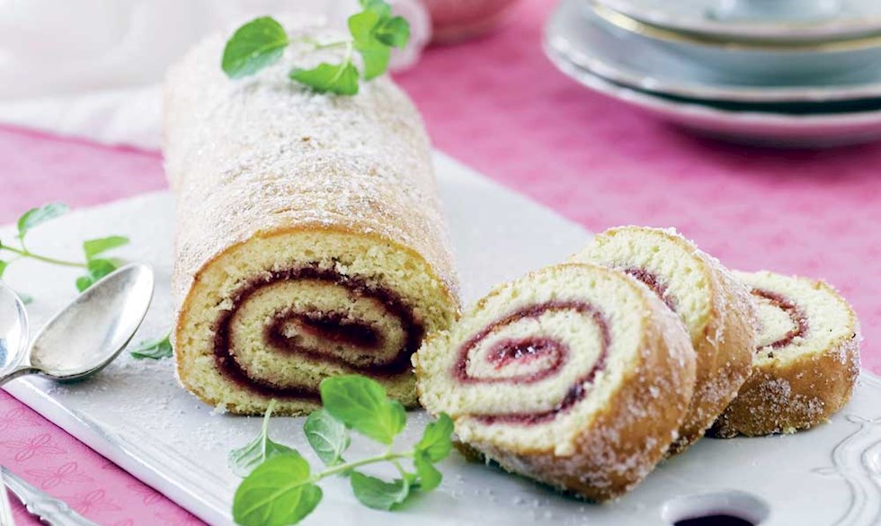En hjemmelavet roulade gør altid lykke - her har vi rullet en saftig hindbærroulade. Hindbærroulade