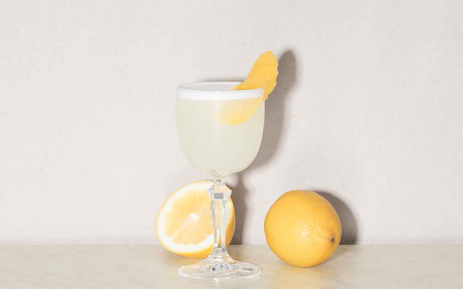 Påsken er nær, og hvilken perfekt anledning til at forkæle dine gæster med en sofistikeret White Lady cocktail, som er lavet på Cointreau, æggehvider og frisk citronsaft. Sådan shaker du en White Lady cocktail