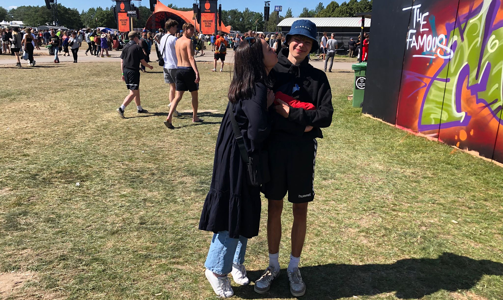 At møde sin mor på Roskilde Festival er dejligt, hvis hun giver mad, men ikke kys :) Susanne Knutzen på Roskilde Festival