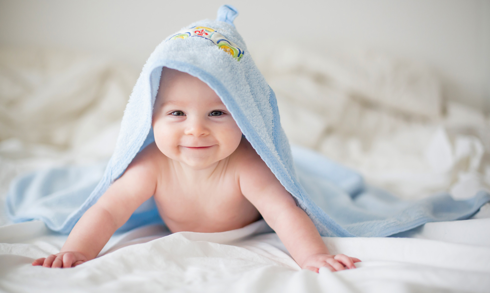 Ved hjælp af blide tryk, kan du afhjælpe din babys mavesmerter. Babymassage