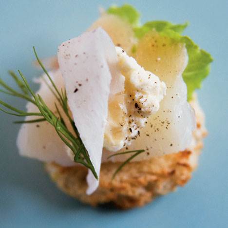 Canapeer med røget hellefisk og peberrodscreme
