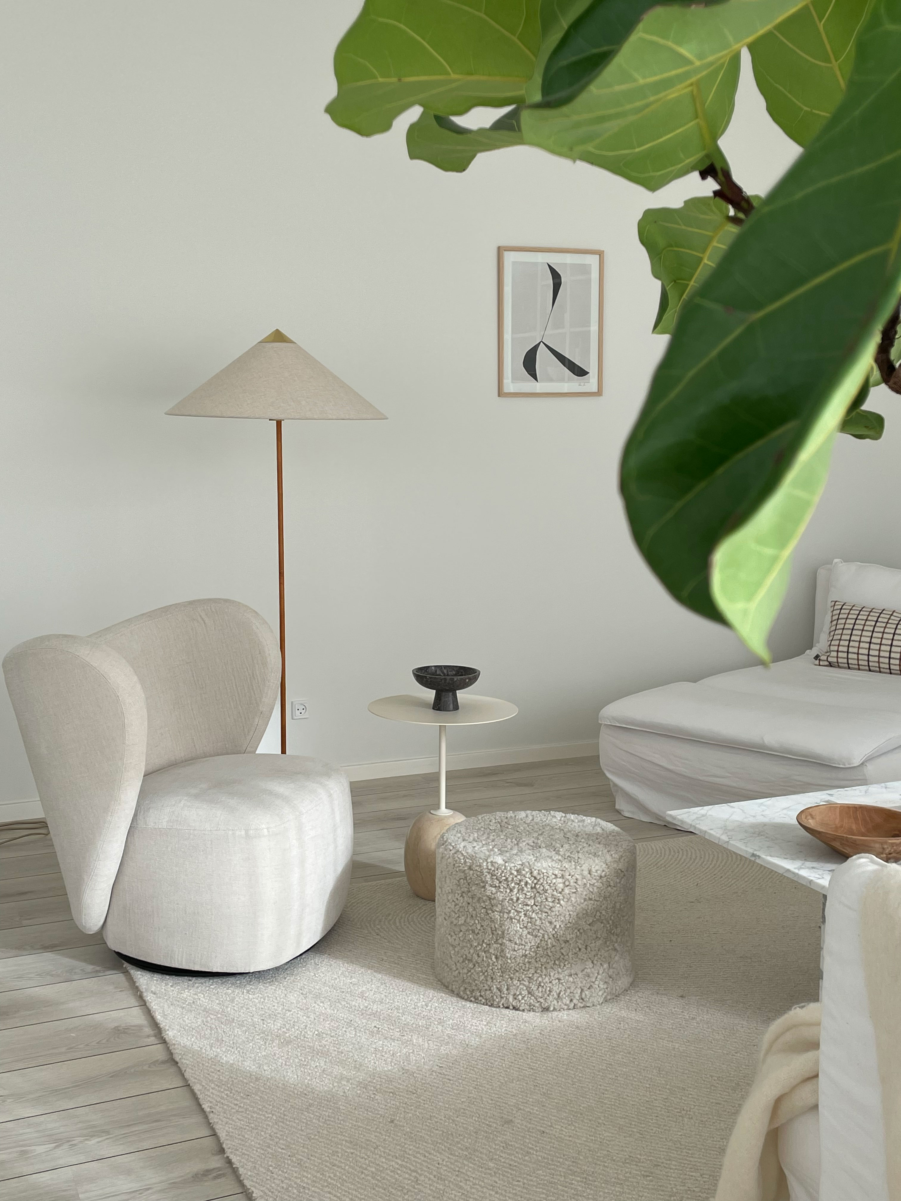 Lænestolen Little Big Chair lænestol fra NOR11 holder Katja meget af. Puf fra Natures Collection og lampe fra Gubi.