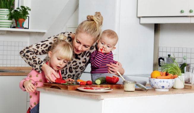 Børn kan meget tidligt være med i køkkenet, hvis bare man giver dem opgaver, der passer til deres alder. Foto: Maria Warnke Nørregaard Mad