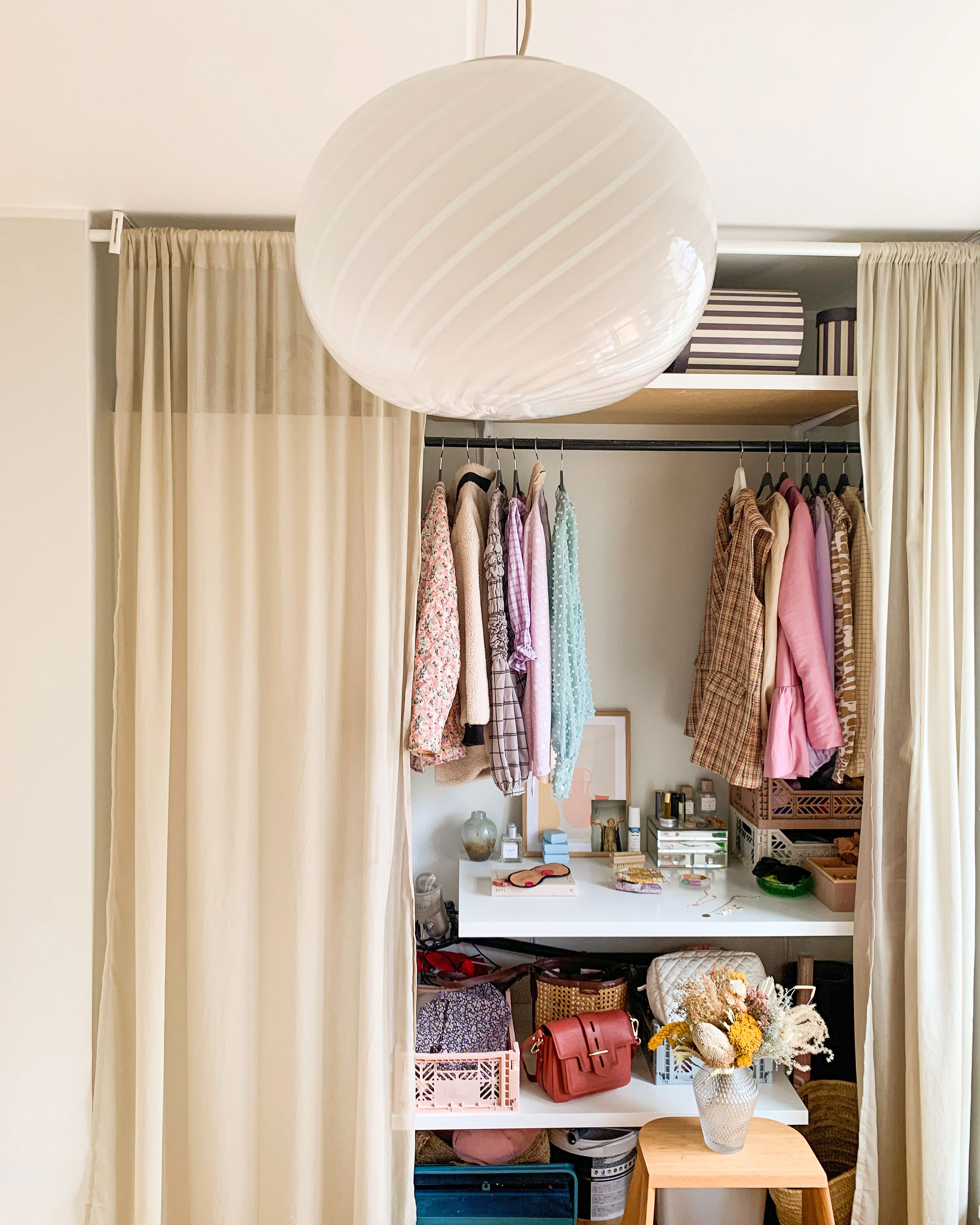 Danicas walk-in closet, er blevet til et “look-in closet”.
