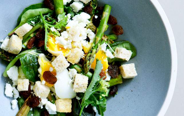 Salat med grillede asparges, æg, rosiner og feta Opskrift på salat med grillede asparges, æg, rosiner og feta