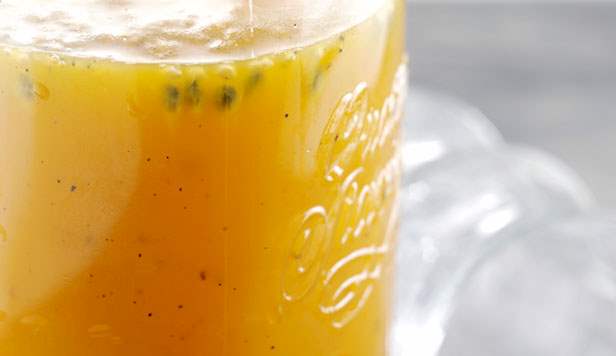 Super nem saft, som du laver med passionsfrugter, æblejuice og tropejuice. Opskrift på eksotisk saft