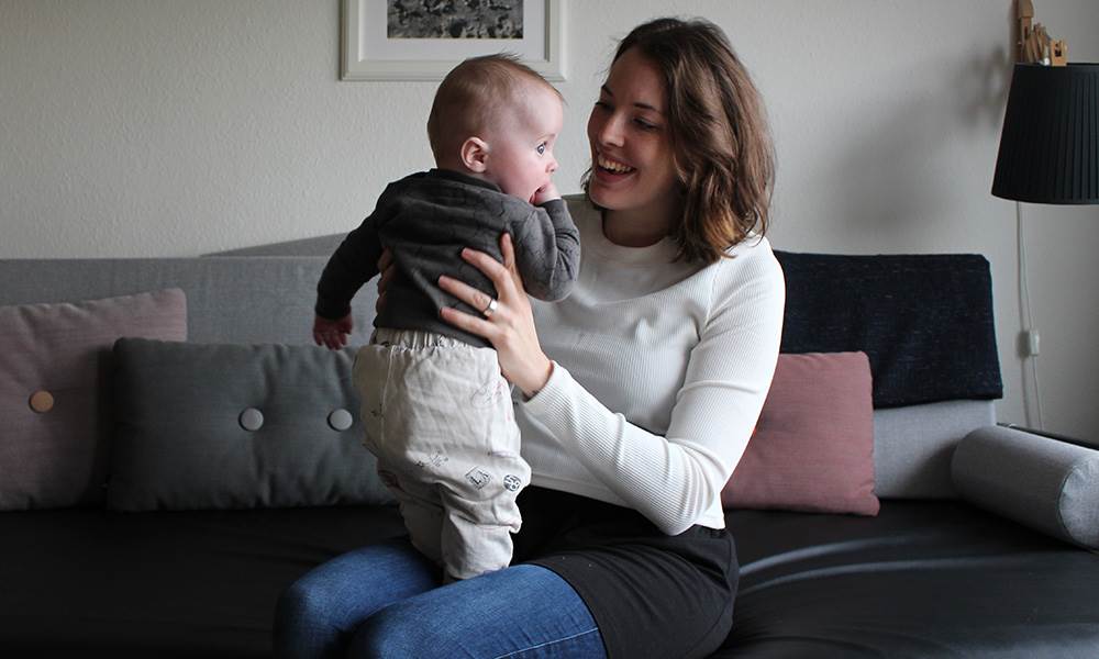 Laura nyder tiden med lille Anton, selvom omverden har travlt med at hun burde gå mere ud uden ham. Hvor vigtigt er det at få passet sit barn, så man kan gå ud?