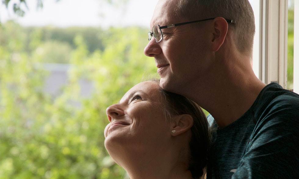 Det er og har været en stor sorg for især Hanne, at hun og Michael aldrig bliver forældre, men de har fundet noget meningsfuld at fylde tomrummet ud med. Kvinde og mand der holder om hinanden