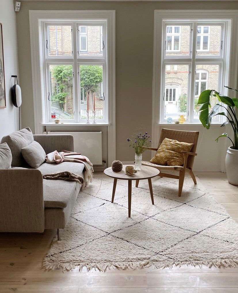 Sofa fra IKEA, tæppe fra Kirsten Fribert og væglampe fra Le Klint.
