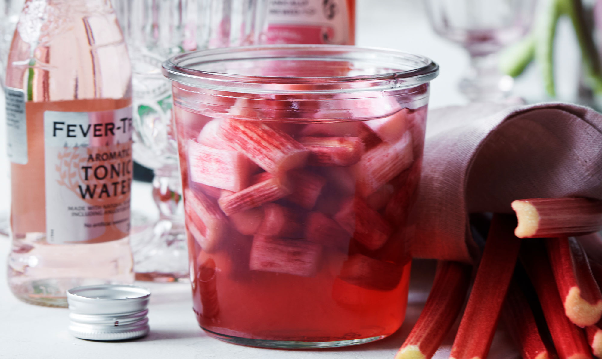 Det er supernemt selv at lave sin egen gin med rabarber. Og så er den tilmed SÅ flot! Lav din egen gin med rabarber: Få opskriften her