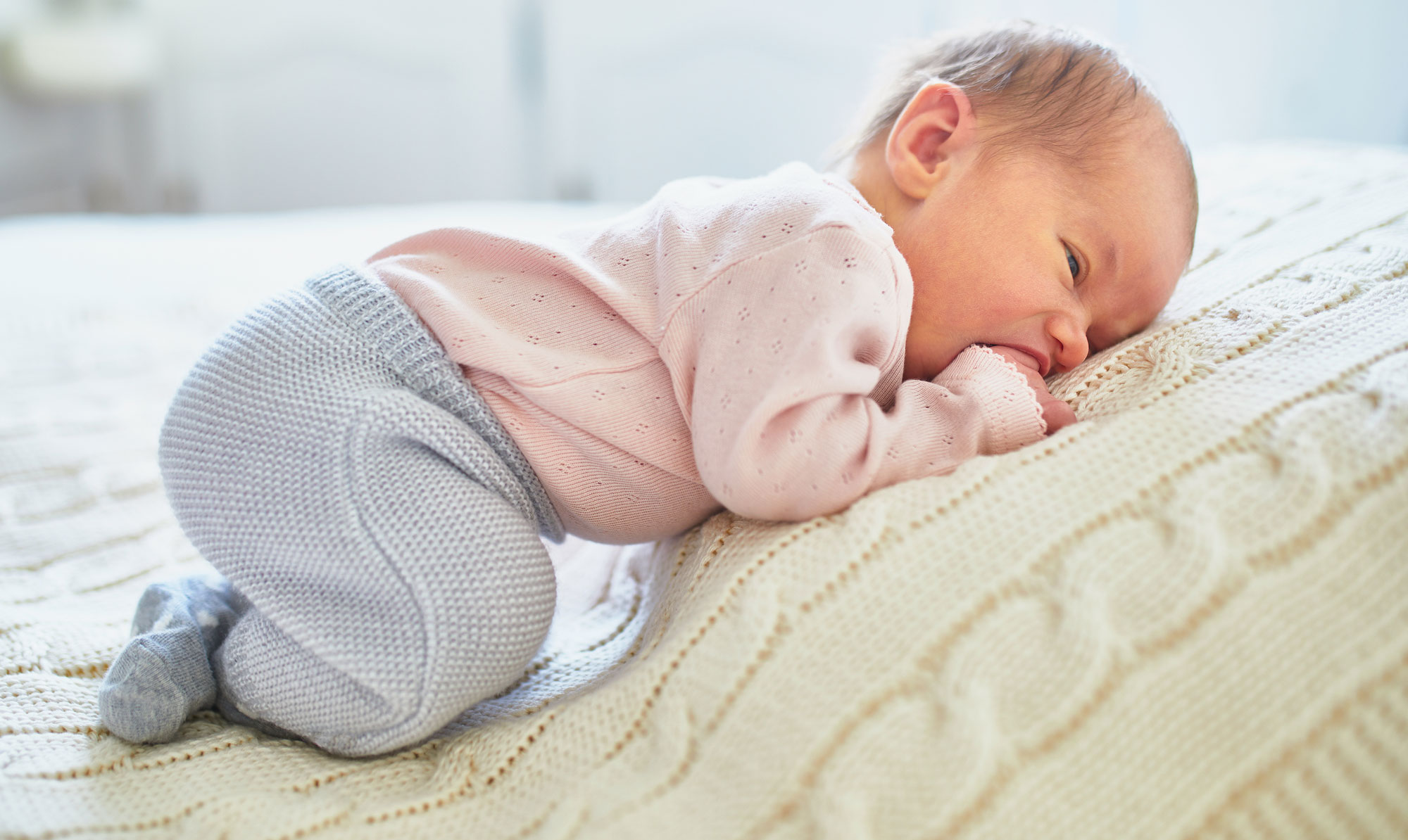 Kan uld blive for varmt - og er billig uld ligeså godt som den dyre? Hvornår skal baby have uld på? - Og hvilken slags egner sig bedst til børn?