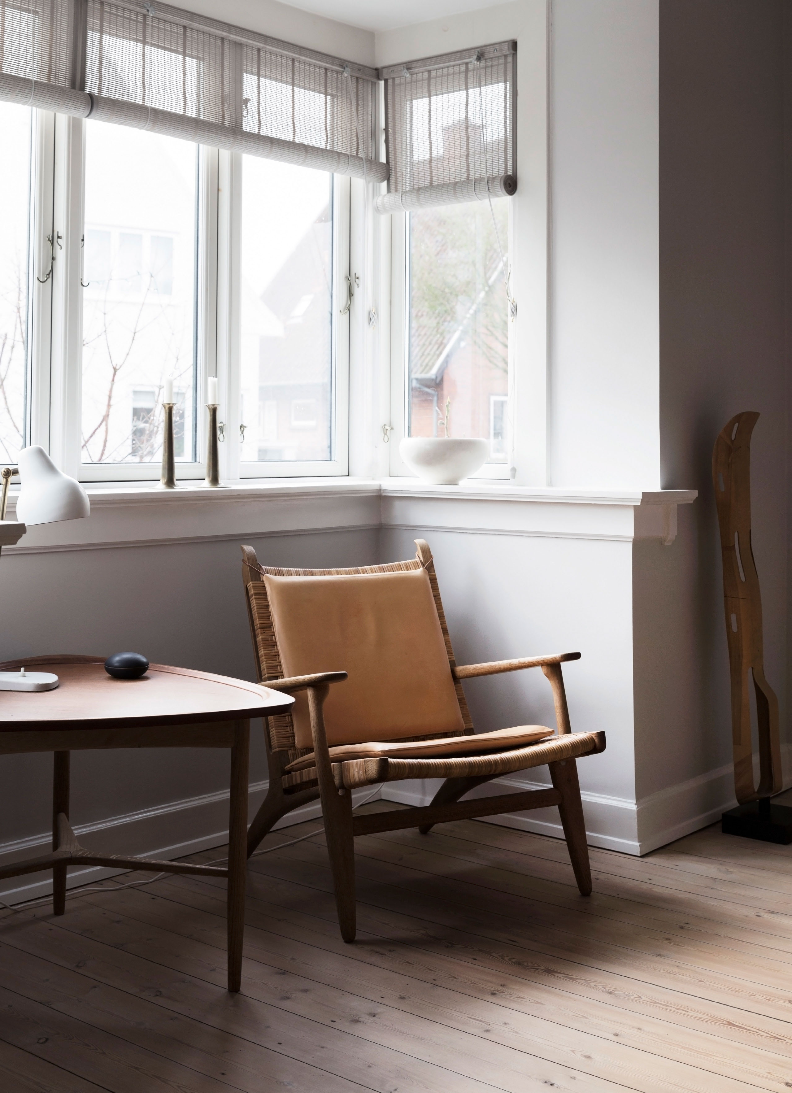 Der er et dejligt lys i karnappen, så der sidder familien ofte og læser eller drikker kaffe.