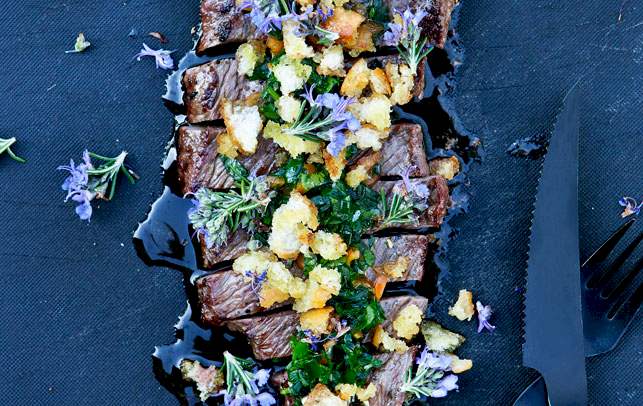 Flank steak med chimichurri og sprøde brødkrummer Opskrift på flank steak med chimichurri og sprøde brødkrummer
