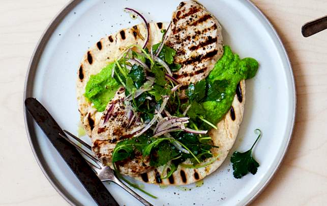 Grillet gris med ærtepuré og pitabrød Opskrift på grillet gris med ærtepuré og pitabrød