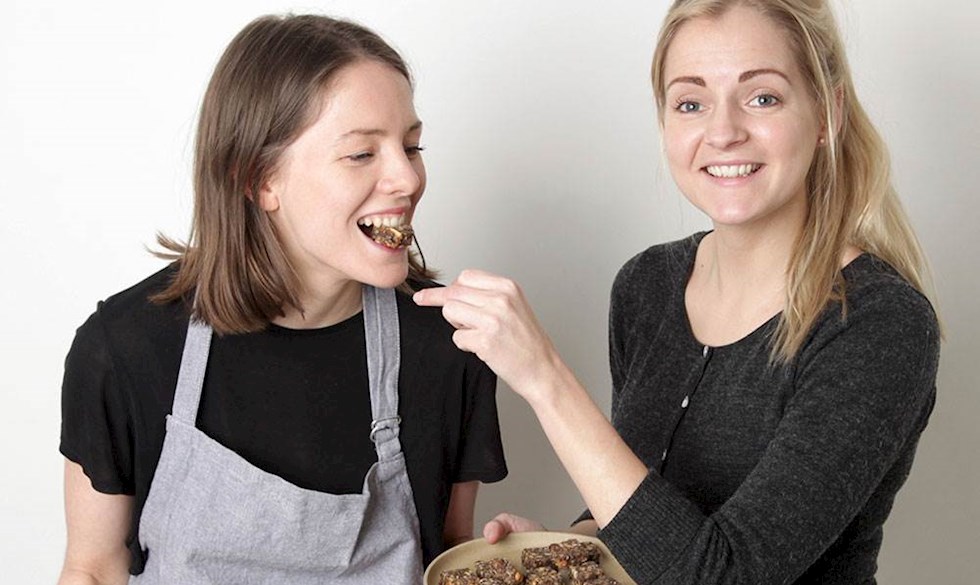 Stifterne bag Dare to Eat, Jessica Buhl-Nielsen og Malena Sigurgeirsdótti, vil gøre spiselige insekter til ny superfood i Danmark. Jessica (tv.) er ansvarlig for forretningsstrategi og marketing med baggrund fra CBS, mens Malena har studeret agricultural development ved Københavns Universitet og blandt andet har arbejdet med spiselige insekter i Tanzania og Kenya. Spiselige insekter