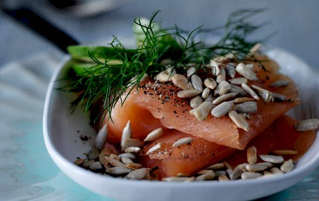 Røget laks med dild, lime og ristede solsikkekerner Røget laks med dild, lime og ristede solsikkekerner