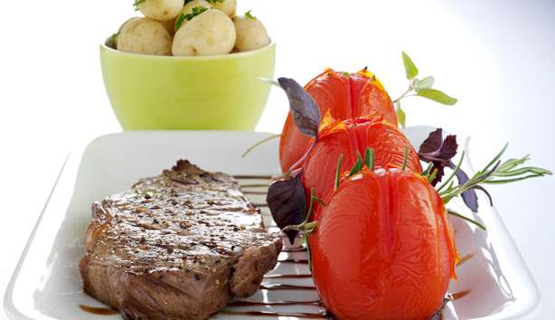 Bøf & bagte tomater Opskrift på bøf & bagte tomater